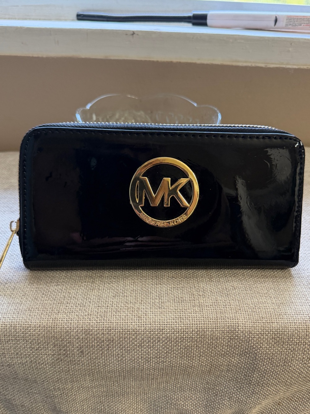 Michael Kors Black Patent Leather Wallet. Zippered w/Card Slots. Very Good Cond.